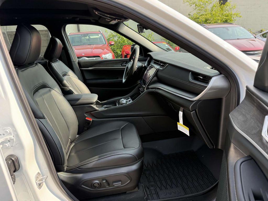 new 2025 Jeep Grand Cherokee L car, priced at $40,016