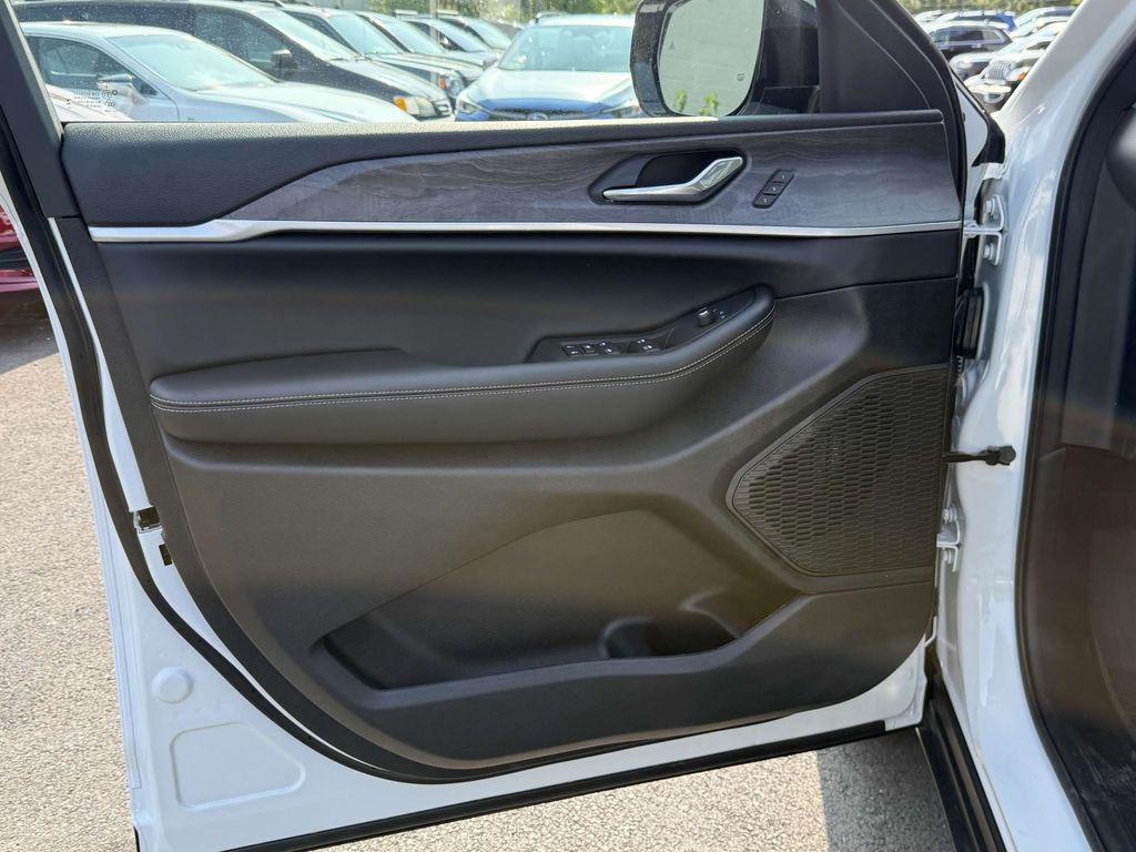new 2025 Jeep Grand Cherokee L car, priced at $40,016
