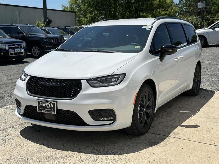 new 2024 Chrysler Pacifica car, priced at $39,322