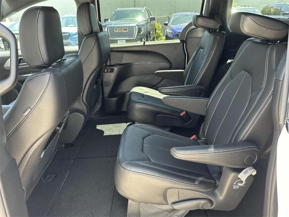 new 2024 Chrysler Pacifica car, priced at $39,322