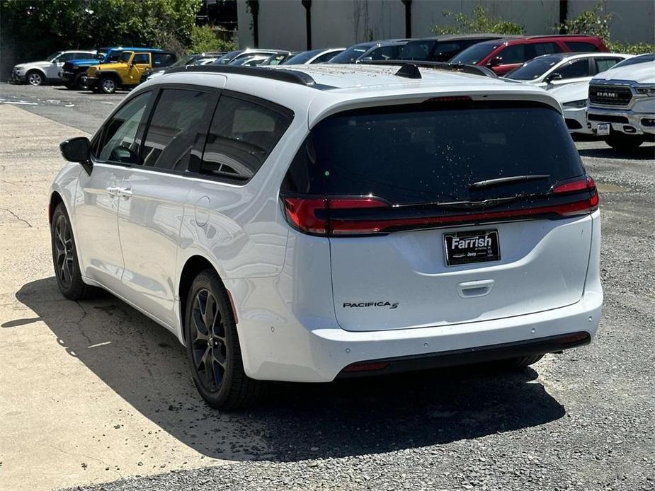 new 2024 Chrysler Pacifica car, priced at $39,322