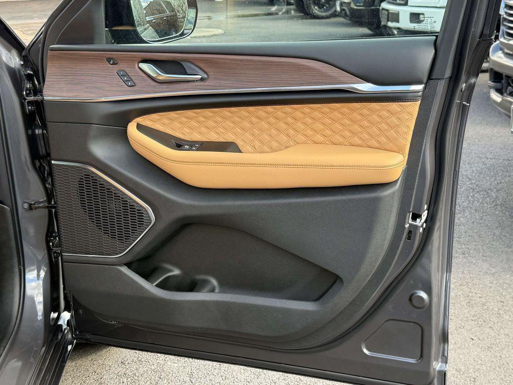 new 2025 Jeep Grand Cherokee car, priced at $53,770