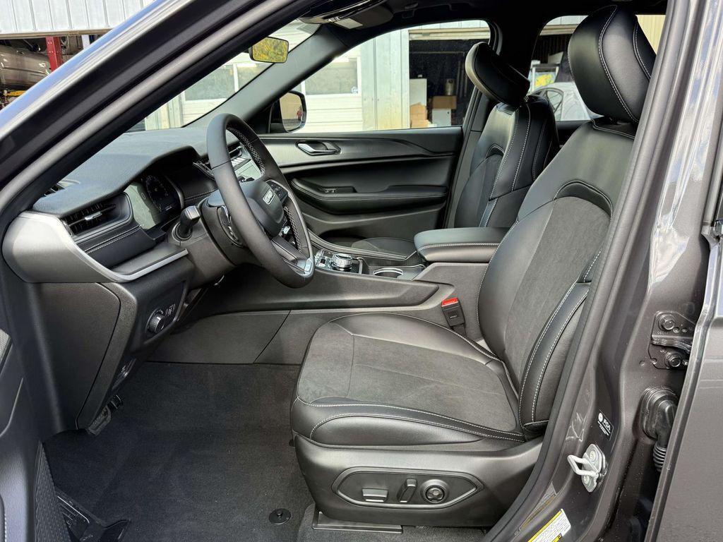 new 2025 Jeep Grand Cherokee car, priced at $38,955