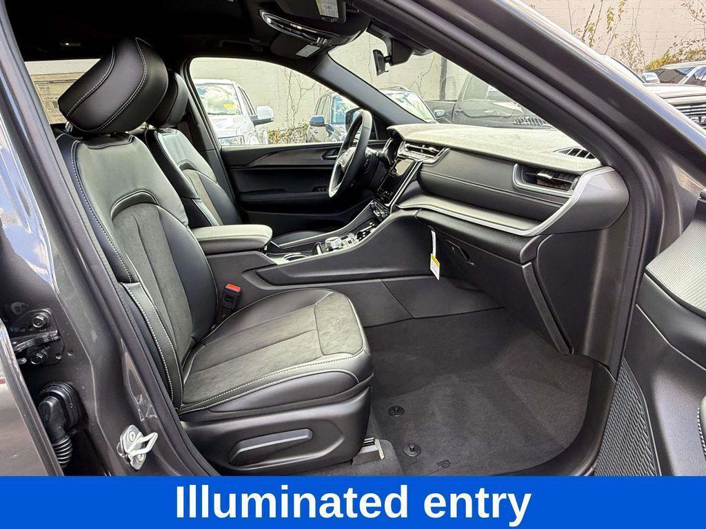 new 2025 Jeep Grand Cherokee car, priced at $38,955