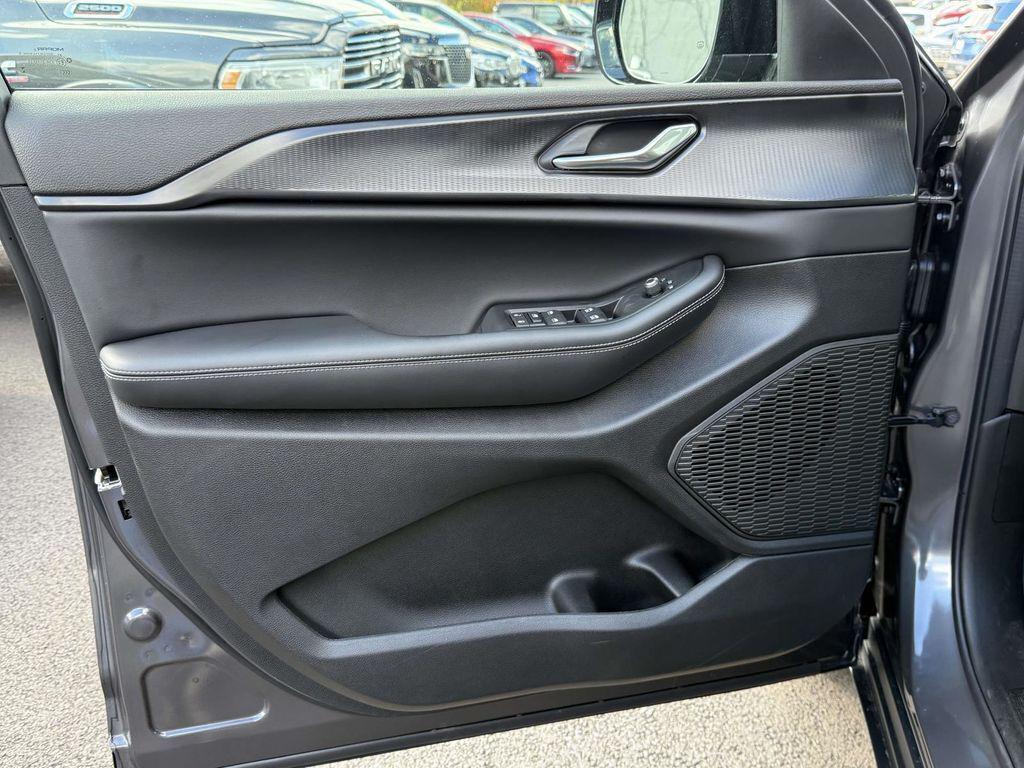 new 2025 Jeep Grand Cherokee car, priced at $38,955