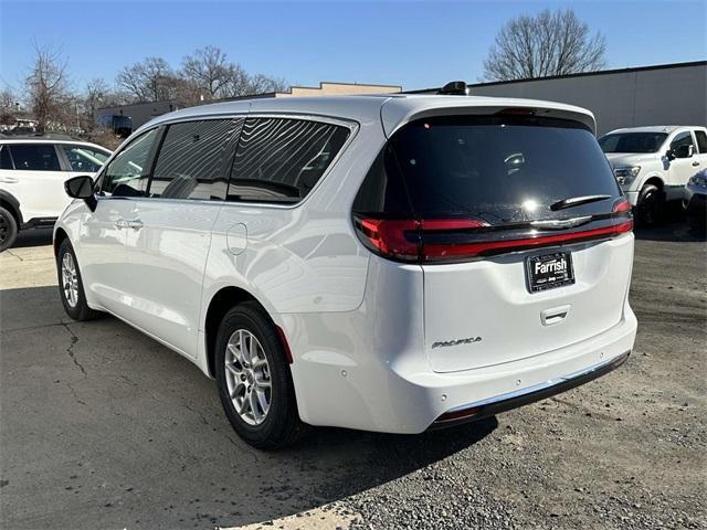 new 2024 Chrysler Pacifica car, priced at $39,021
