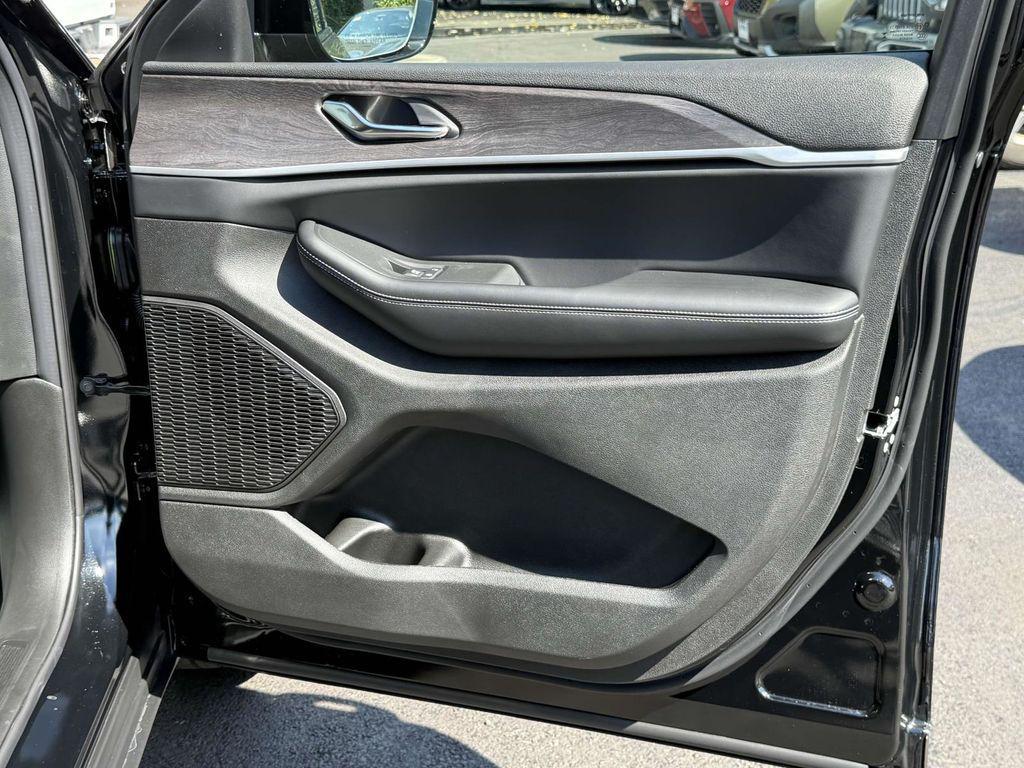 new 2025 Jeep Grand Cherokee car, priced at $40,752