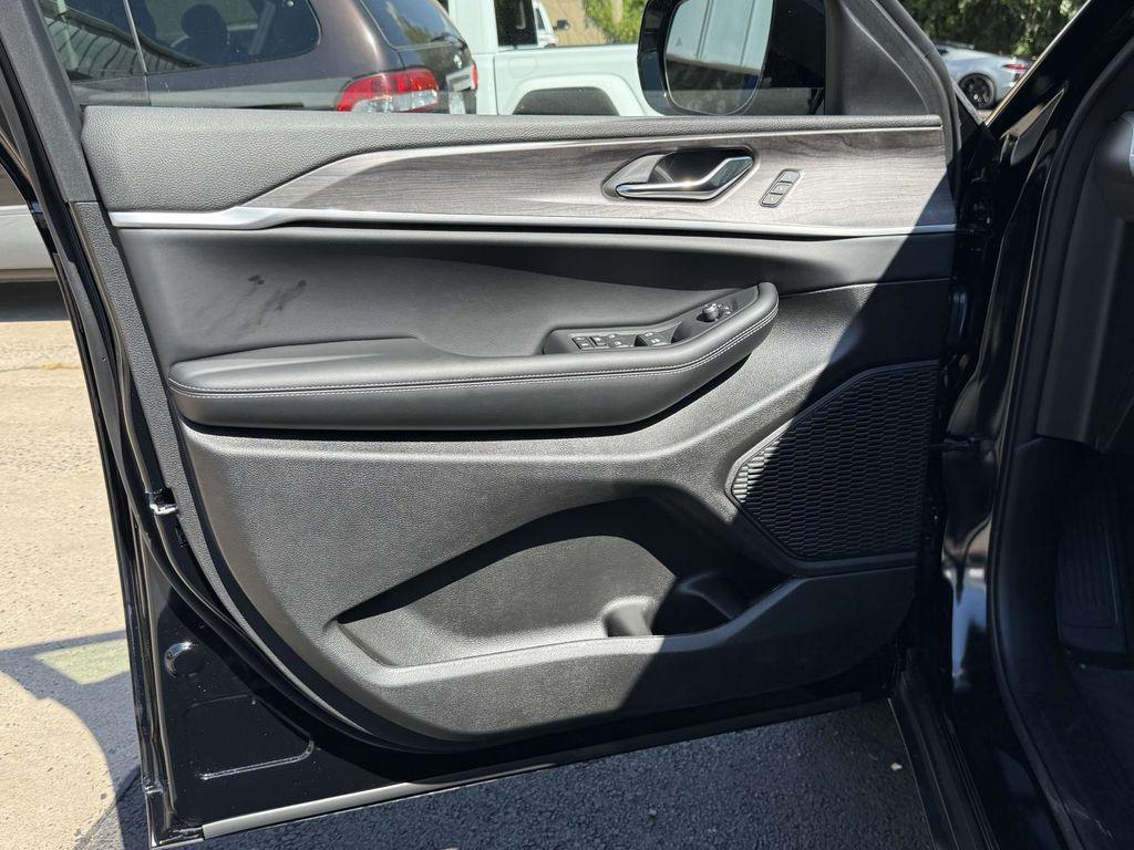 new 2025 Jeep Grand Cherokee car, priced at $40,752