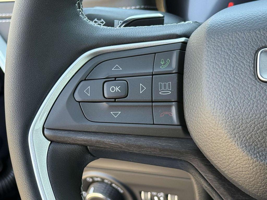 new 2025 Jeep Grand Cherokee car, priced at $40,752