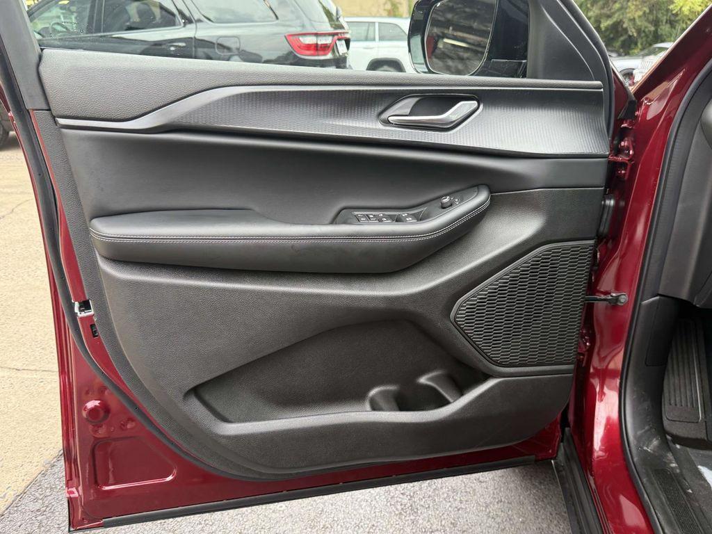 new 2025 Jeep Grand Cherokee car, priced at $39,830