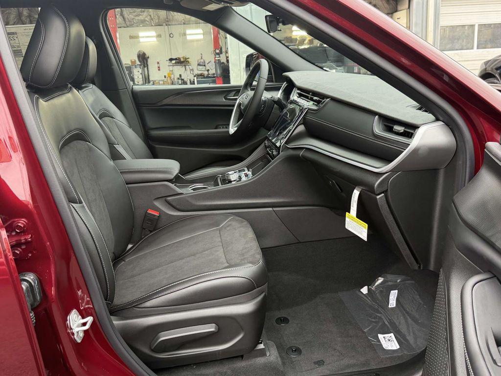 new 2025 Jeep Grand Cherokee car, priced at $39,830