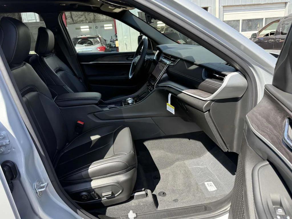 new 2025 Jeep Grand Cherokee car, priced at $40,752