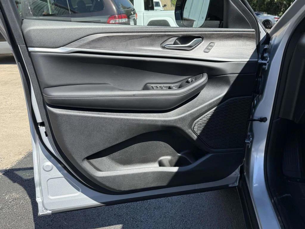 new 2025 Jeep Grand Cherokee car, priced at $40,752