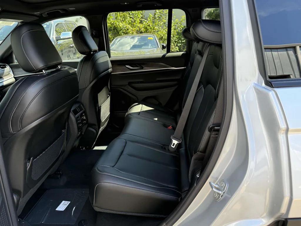 new 2025 Jeep Grand Cherokee car, priced at $40,752