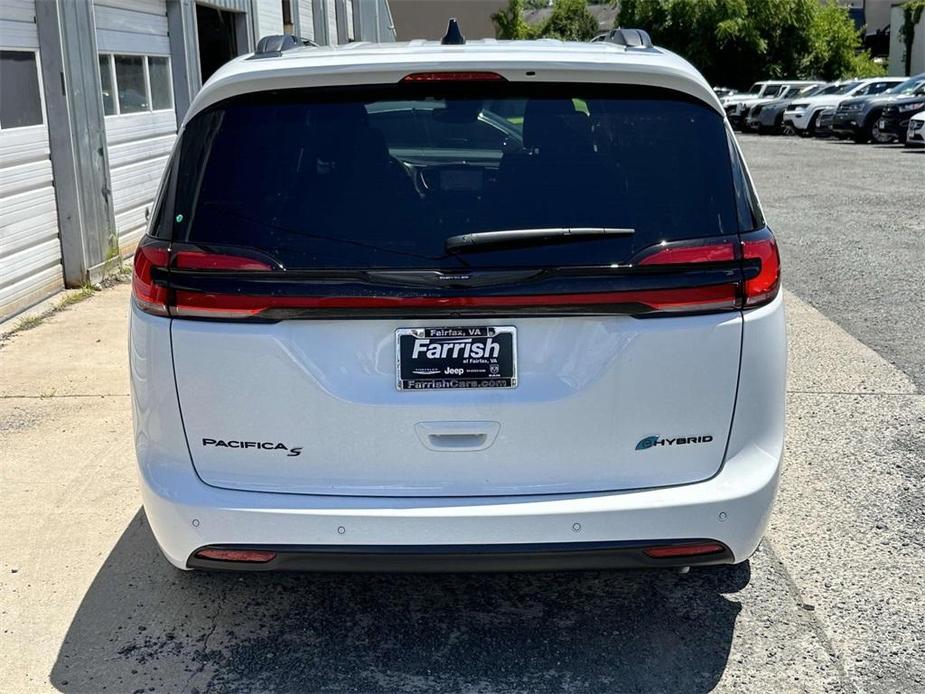 new 2024 Chrysler Pacifica Hybrid car, priced at $43,676