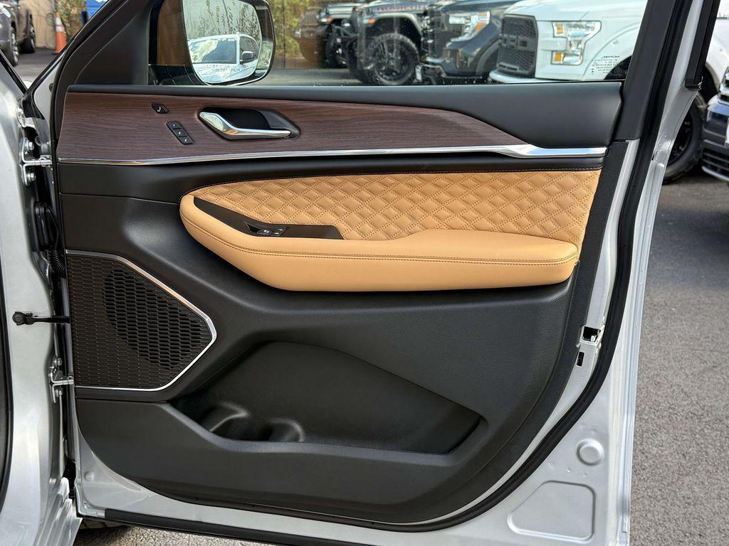 new 2025 Jeep Grand Cherokee car, priced at $53,770