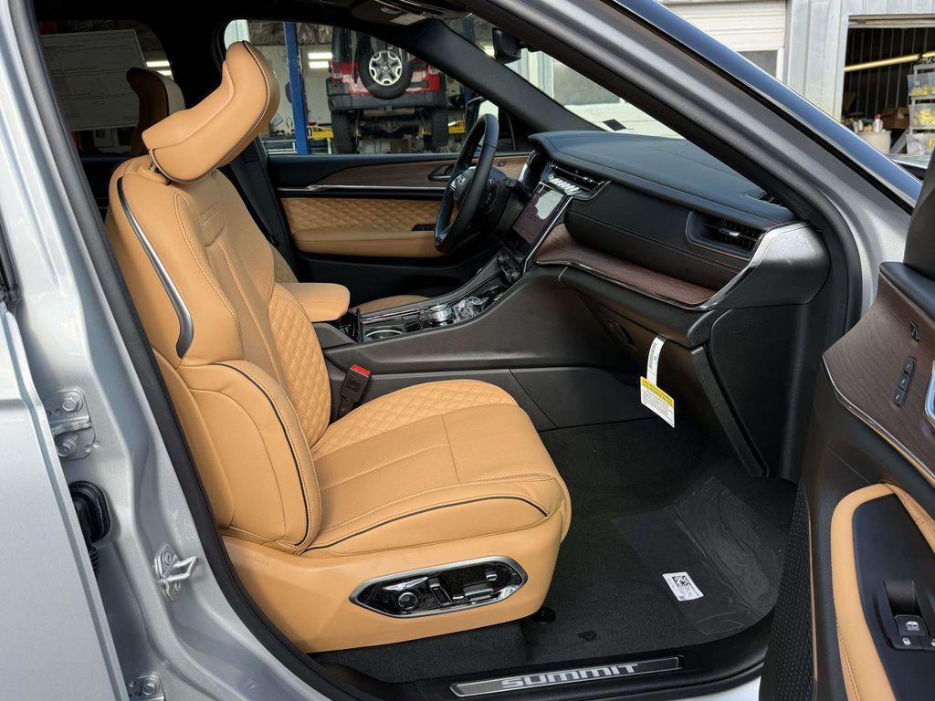 new 2025 Jeep Grand Cherokee car, priced at $53,770