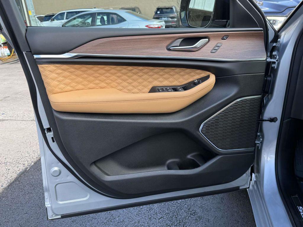 new 2025 Jeep Grand Cherokee car, priced at $53,770