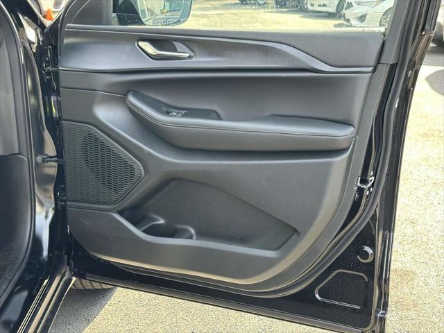 new 2025 Jeep Grand Cherokee car, priced at $37,880