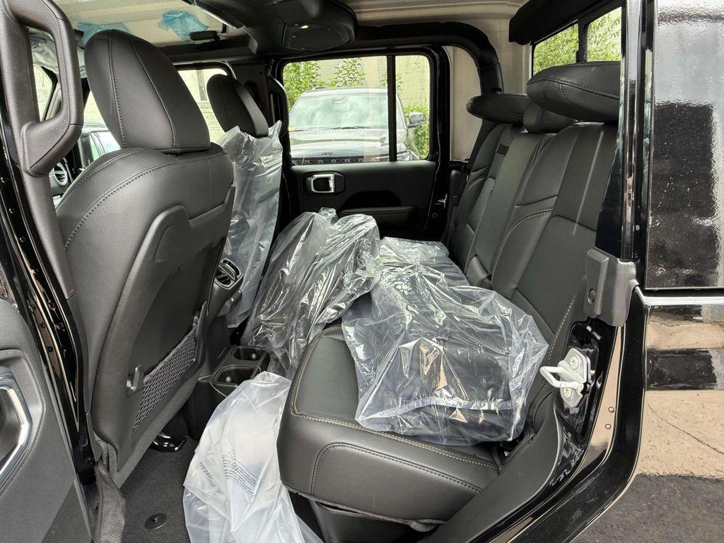 new 2025 Jeep Gladiator car, priced at $41,878