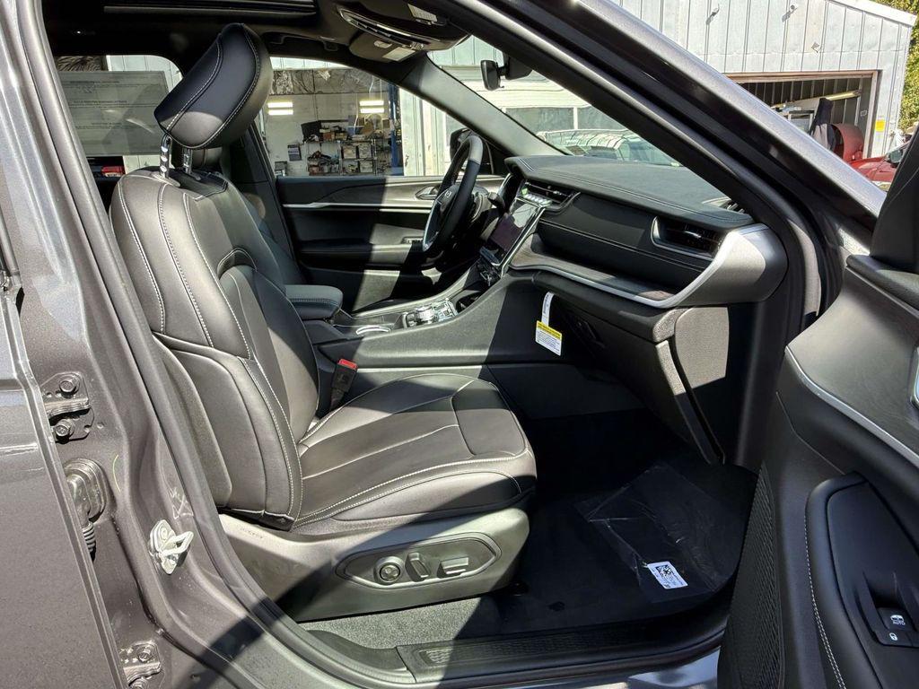 new 2025 Jeep Grand Cherokee car, priced at $40,877