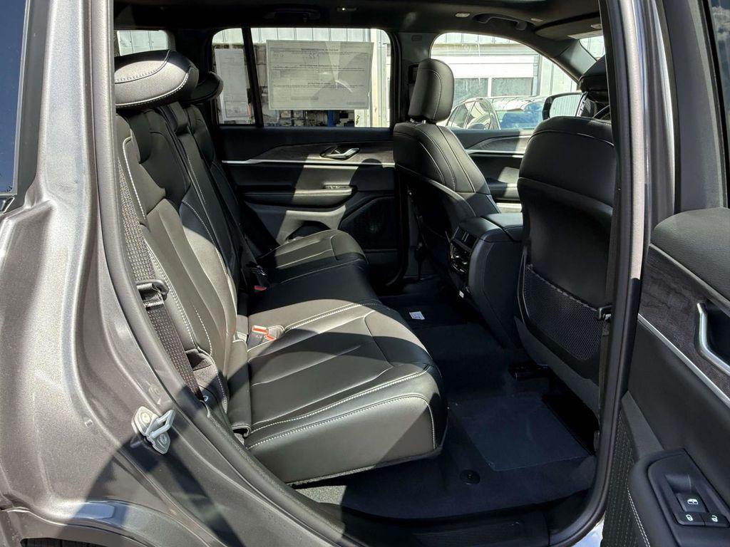 new 2025 Jeep Grand Cherokee car, priced at $40,877