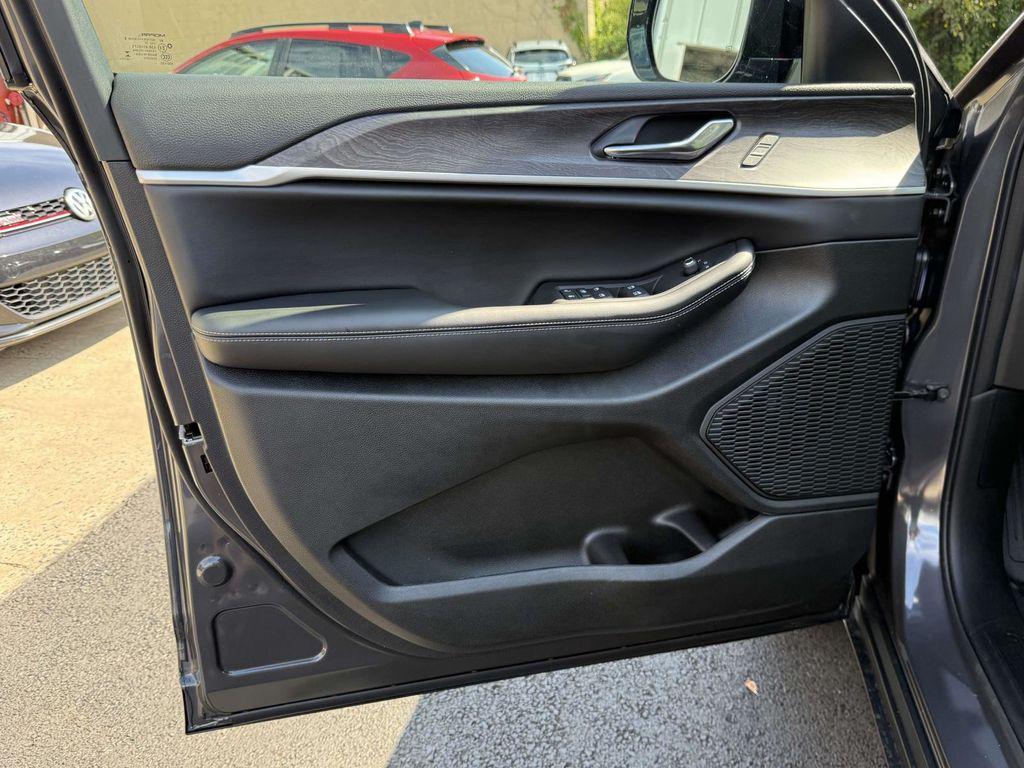 new 2025 Jeep Grand Cherokee car, priced at $40,877