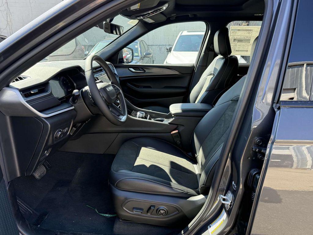 new 2025 Jeep Grand Cherokee car, priced at $37,880