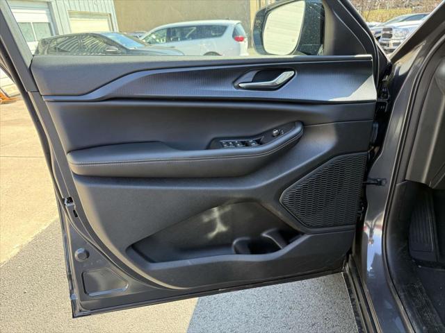 new 2025 Jeep Grand Cherokee car, priced at $37,880