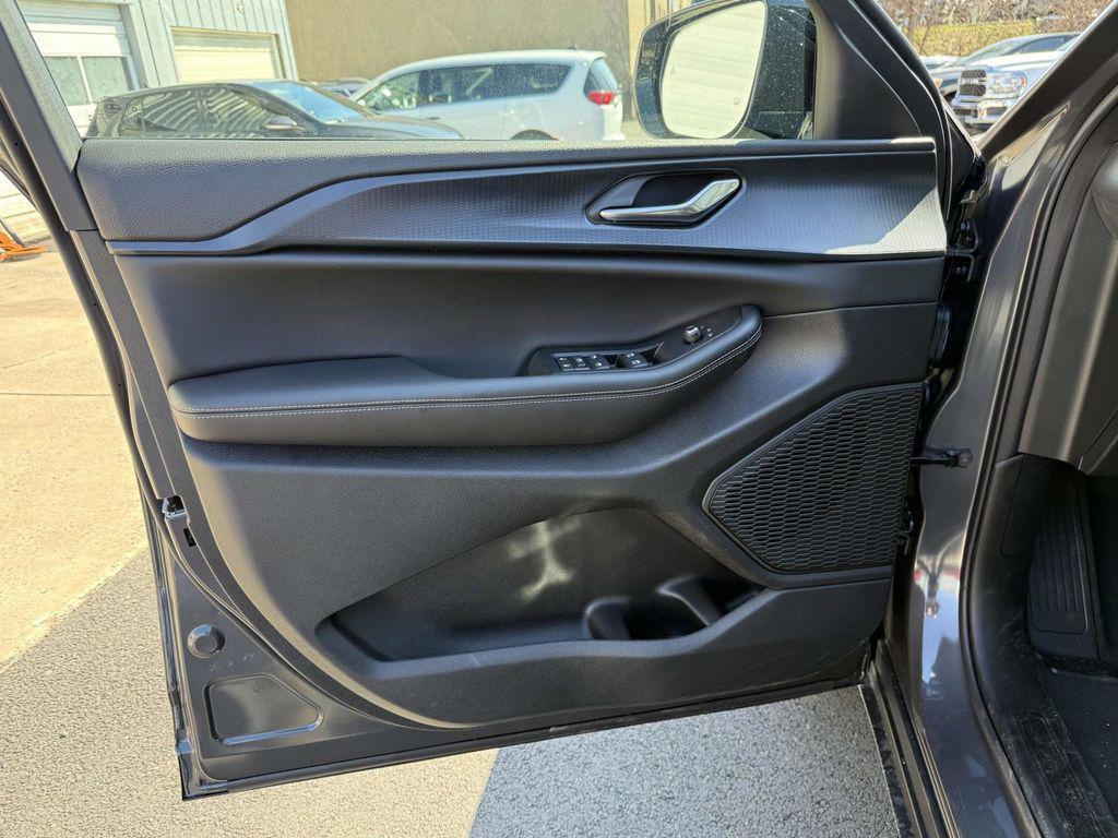 new 2025 Jeep Grand Cherokee car, priced at $37,880