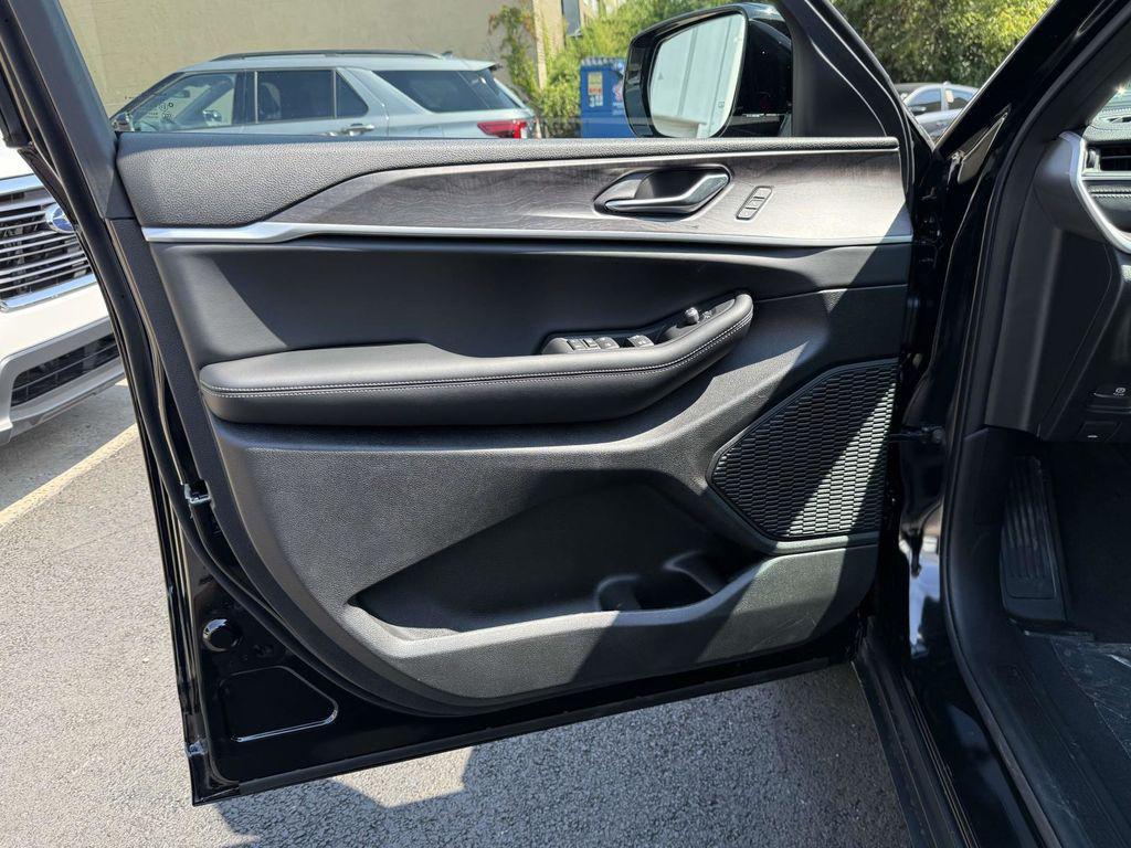 new 2025 Jeep Grand Cherokee car, priced at $41,752