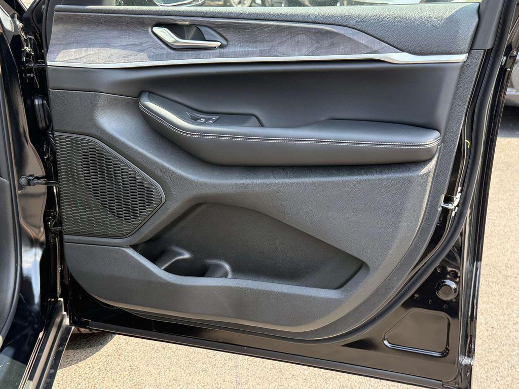 new 2025 Jeep Grand Cherokee car, priced at $41,752