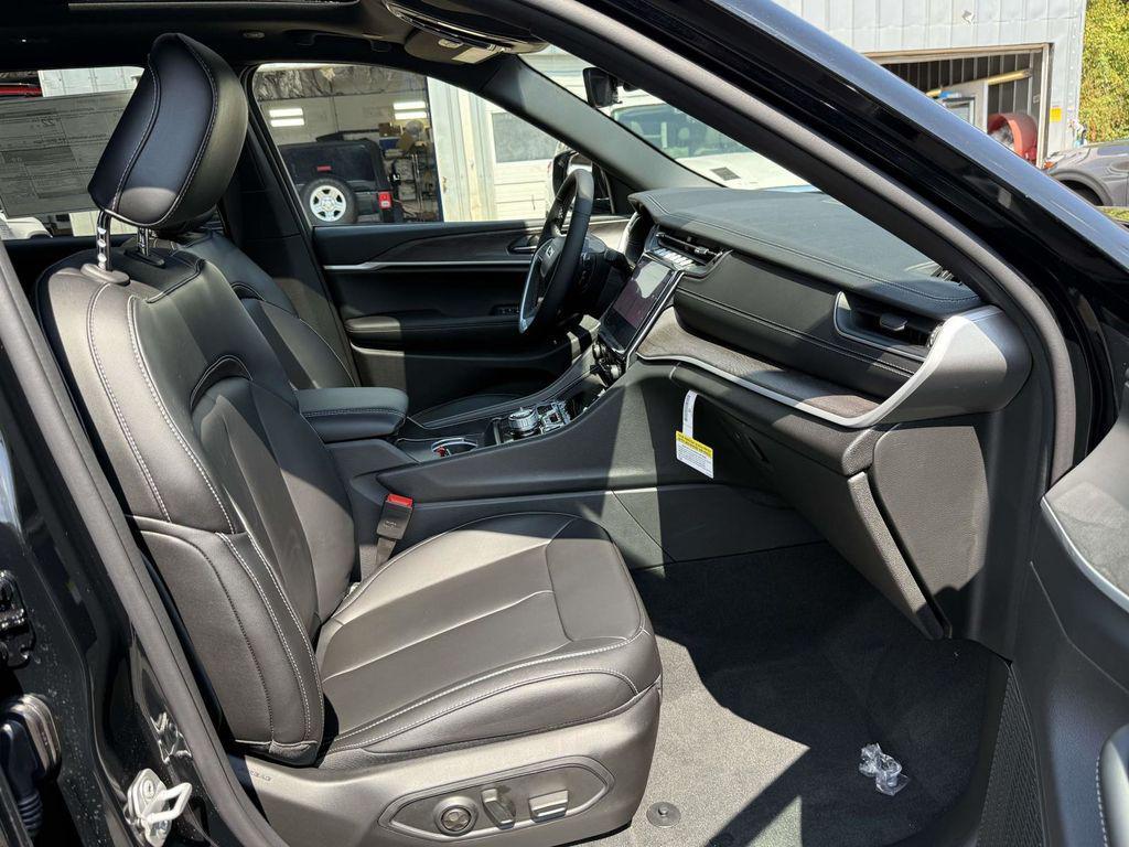 new 2025 Jeep Grand Cherokee car, priced at $41,752