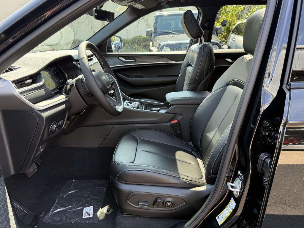 new 2025 Jeep Grand Cherokee car, priced at $41,752