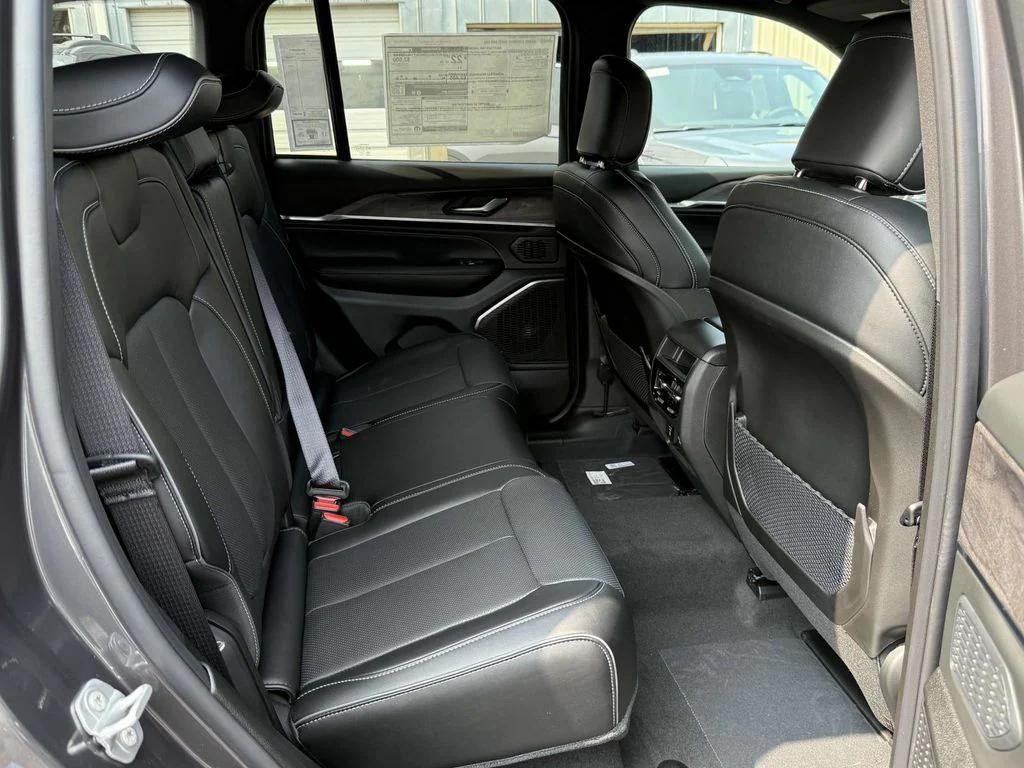 new 2025 Jeep Grand Cherokee car, priced at $48,337