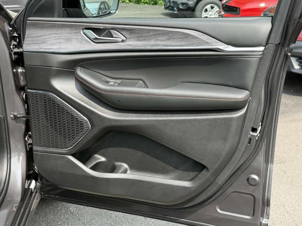 new 2025 Jeep Grand Cherokee car, priced at $48,337