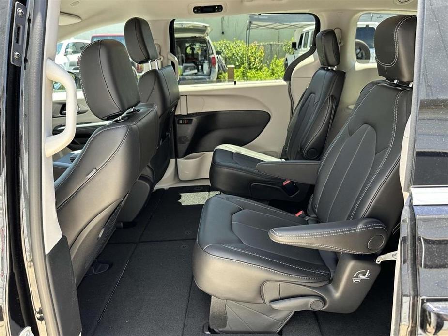 new 2024 Chrysler Pacifica car, priced at $37,033