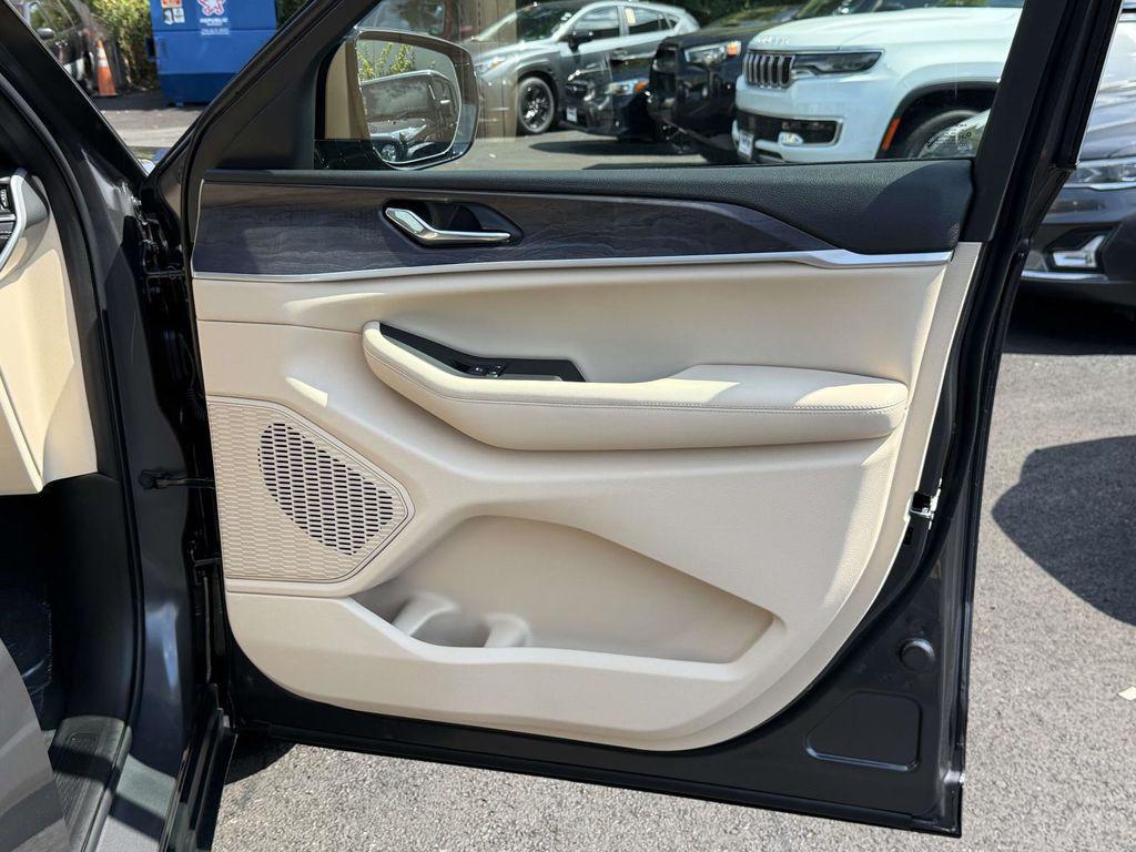 new 2025 Jeep Grand Cherokee car, priced at $44,205