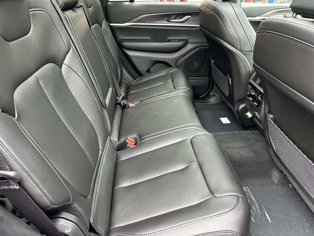 new 2025 Jeep Grand Cherokee car, priced at $40,877