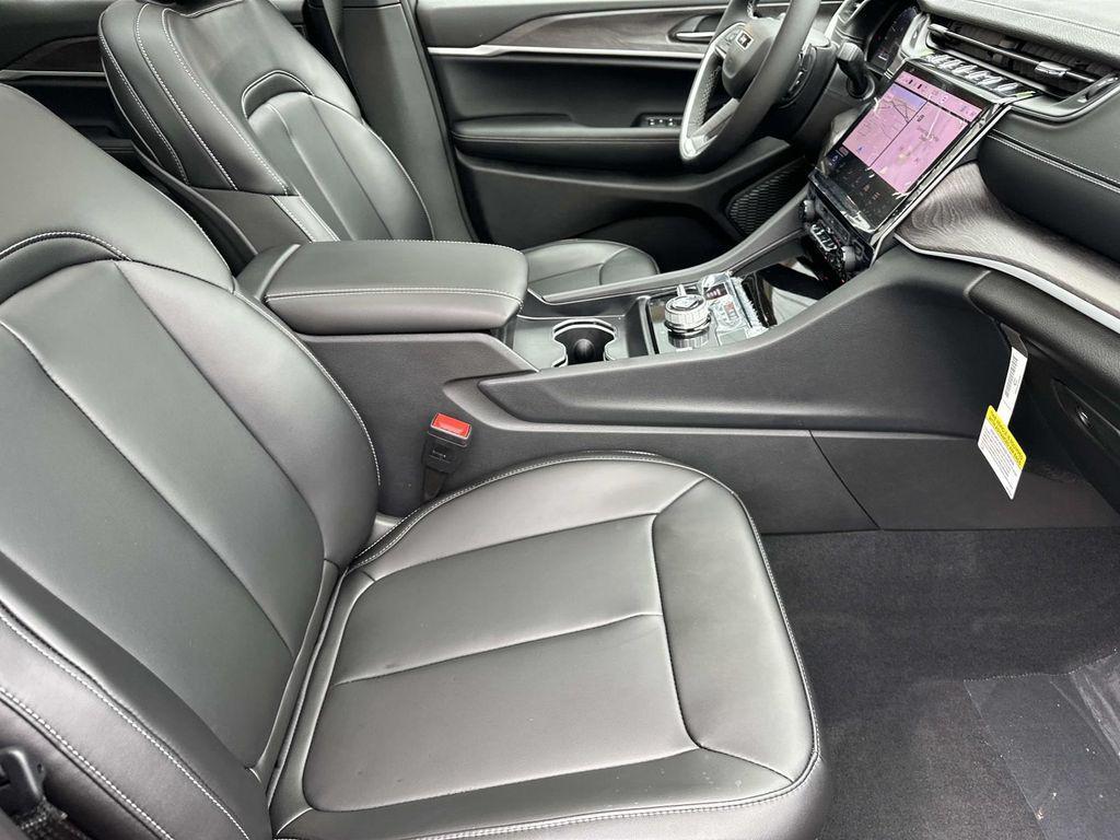 new 2025 Jeep Grand Cherokee car, priced at $40,877