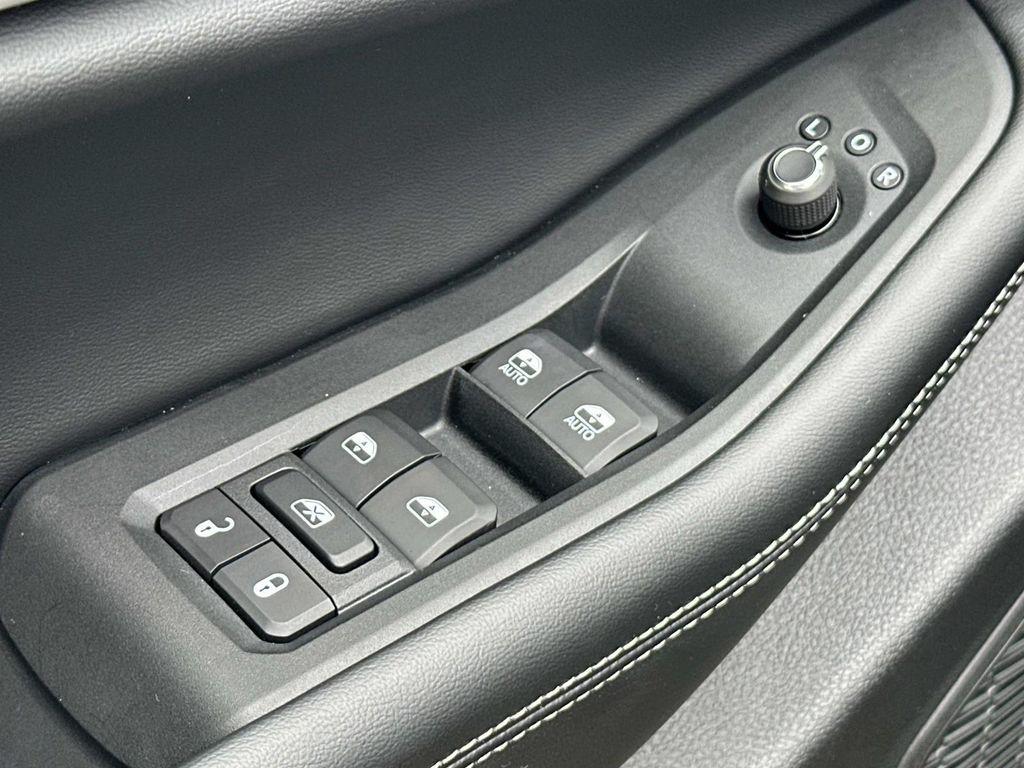new 2025 Jeep Grand Cherokee car, priced at $40,877