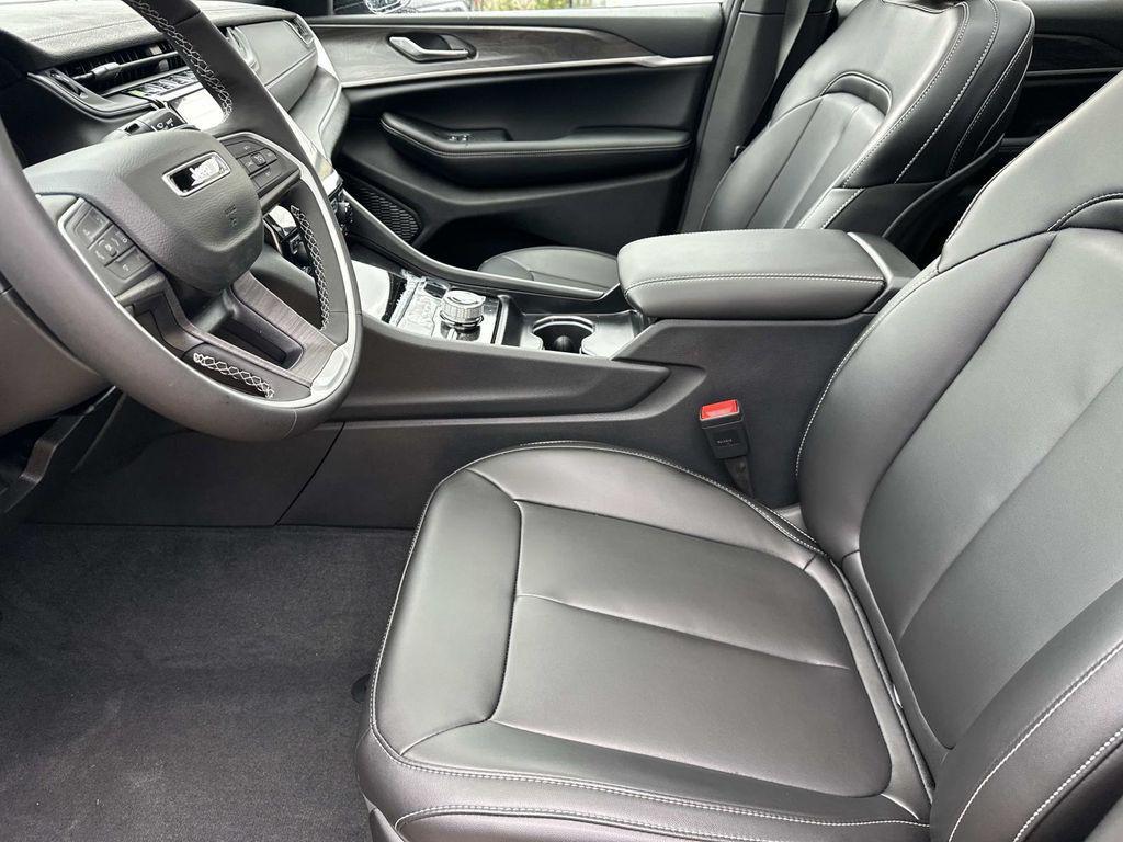 new 2025 Jeep Grand Cherokee car, priced at $40,877