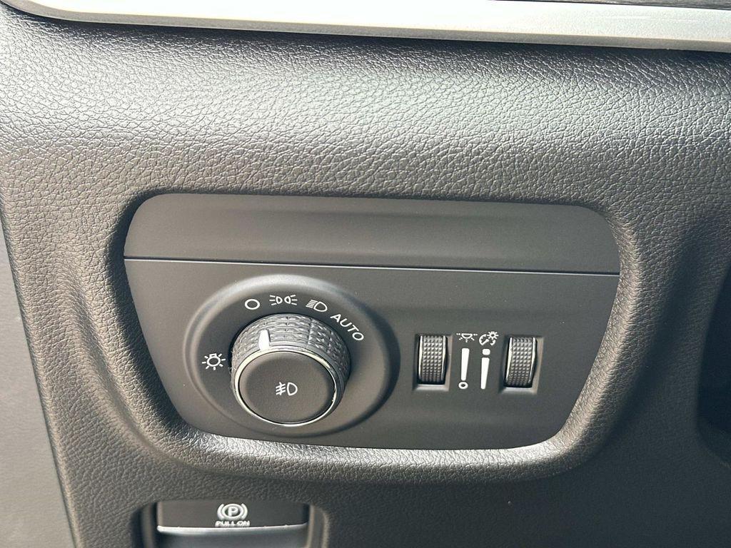 new 2025 Jeep Grand Cherokee car, priced at $40,877