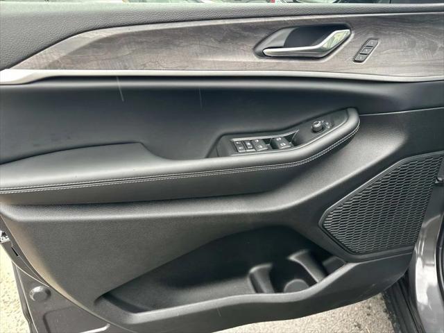 new 2025 Jeep Grand Cherokee car, priced at $41,502