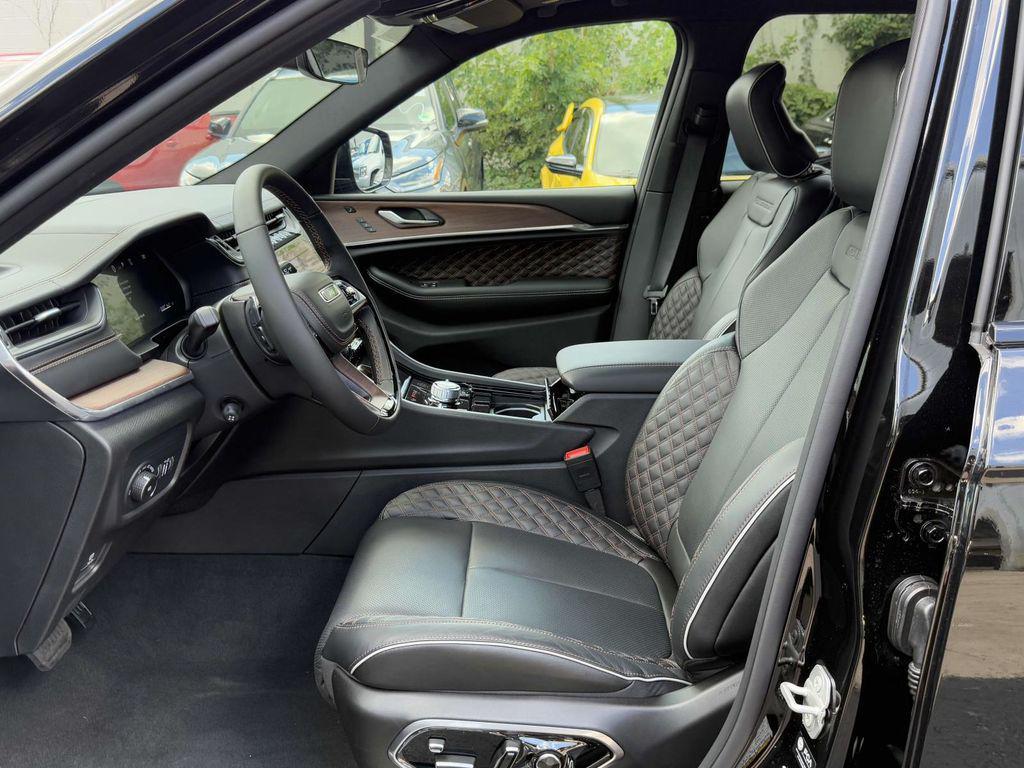 new 2025 Jeep Grand Cherokee car, priced at $54,395