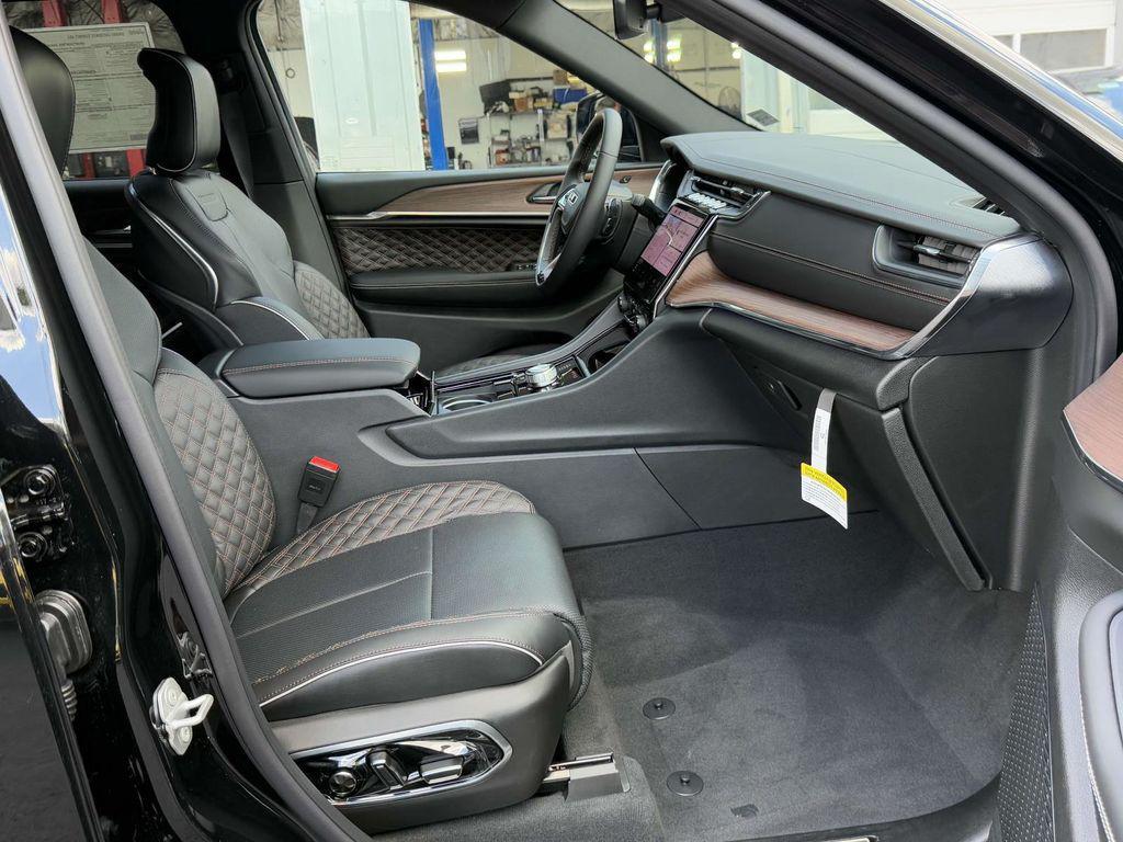 new 2025 Jeep Grand Cherokee car, priced at $54,395