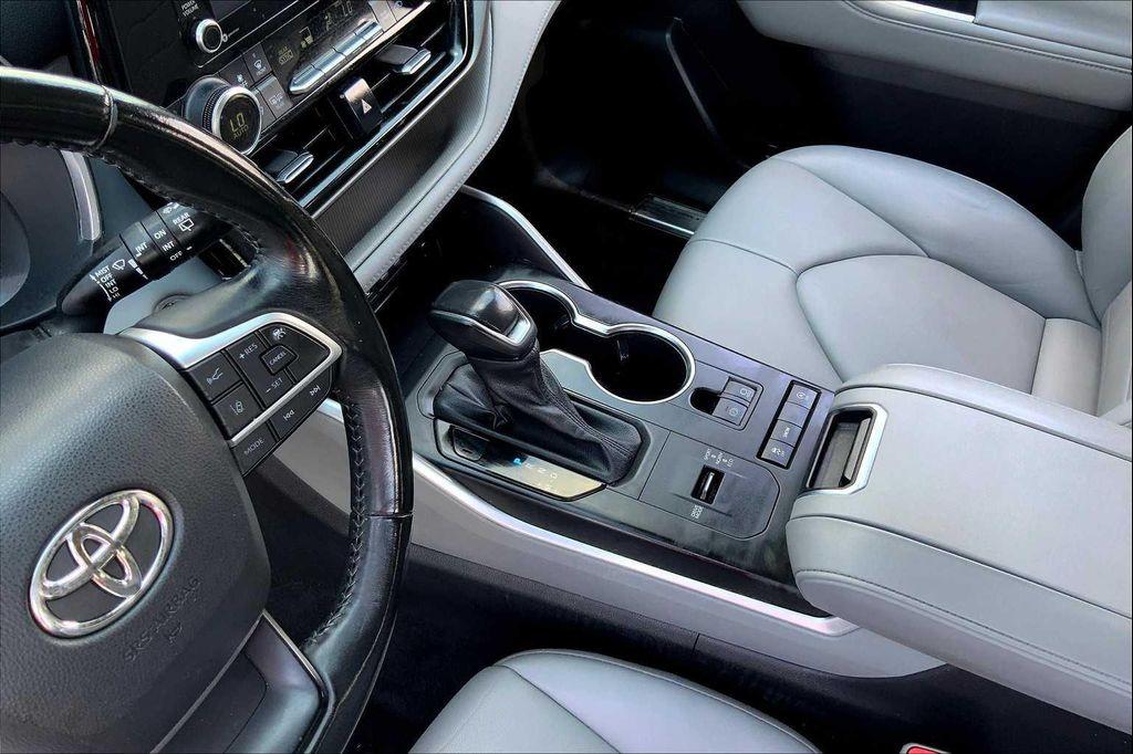 used 2022 Toyota Highlander car, priced at $31,994