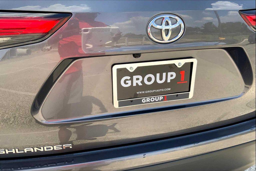 used 2022 Toyota Highlander car, priced at $31,994