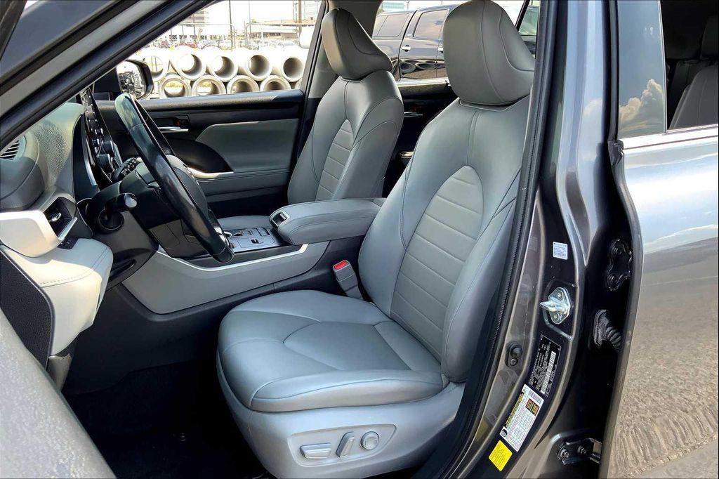 used 2022 Toyota Highlander car, priced at $31,994
