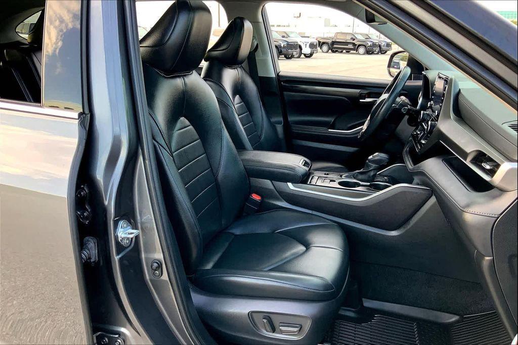 used 2022 Toyota Highlander car, priced at $34,914